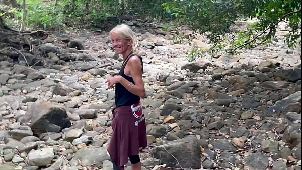 Cô ấy bị lạc trong rừng - NẾU BẠN GIÚP TÔI, TÔI'_LL SÚP VÒI CỦA BẠN VÀ BẠN Kiêm TRONG MIỆNG CỦA TÔI