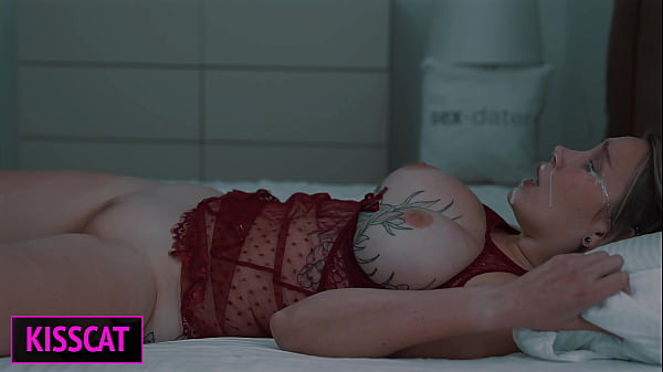 La matrigna aspetta il marito, ma condivide il letto con il figliastro fino all'enorme sborrata in faccia dopo un'inaspettata sborrata dentro