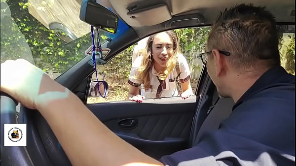 Professora de biologia d&aacute_ uma boa nota para um aluno bronzeado de saia curta depois que ela faz um boquete nele e de dar o cu para ele