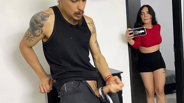 &iexcl_Pillado con las bragas de la madrastra!