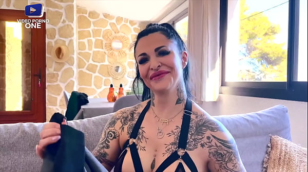 Questa milf 45enne è tatuata dappertutto e viene scopata da un vicino pervertito!