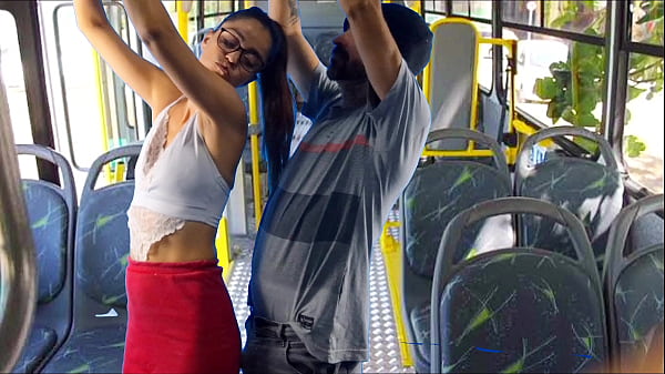 ¡Estudiante abrazado en el autobús en público!