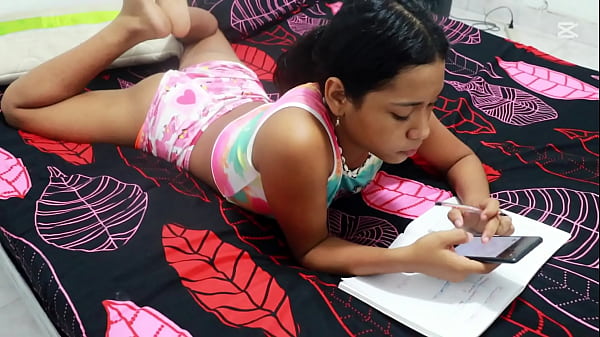 PORNO EN ESPAÑOL - mi hermosa hermanastra colombiana llega del colegio y quieres que la ayude con sus tareas escolares y le dije que la ayudaré si me deja follarla, me follo a una colegiala