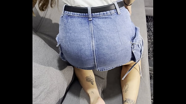 il mio vicino mi invita a seguirlo nel suo appartamento per scoparmi [video completo su RETE]