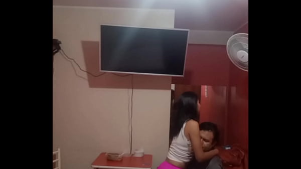 É um perigo quando deixam o cunhado com as chaves de casa, meu cunhado entrou sem avisar, e me disse quando já estava dentro de mim, ai, pega leve na minha bucetinha, que delícia cu&ntilde_é, não pare