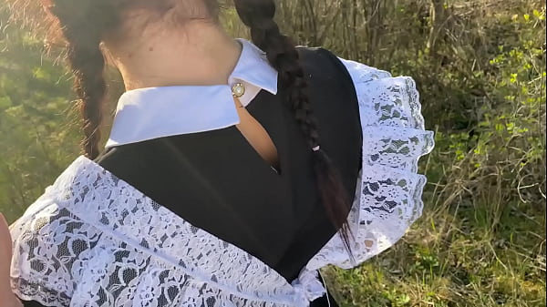 Sexy Teenie vergnügt sich im Video