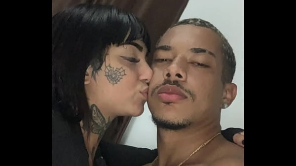 Online durchgesickert! Famosinha verliert sein Telefon und Videos mit einem Spieler der Flamengo-Akademie werden durchgesickert