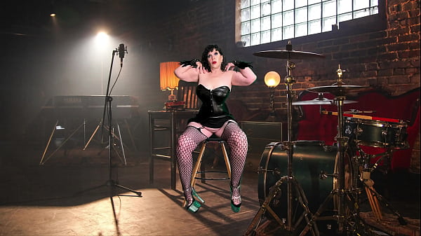 La seducente nonna Carmen: bodystocking e BBW nuda, scopata missionaria e creampie