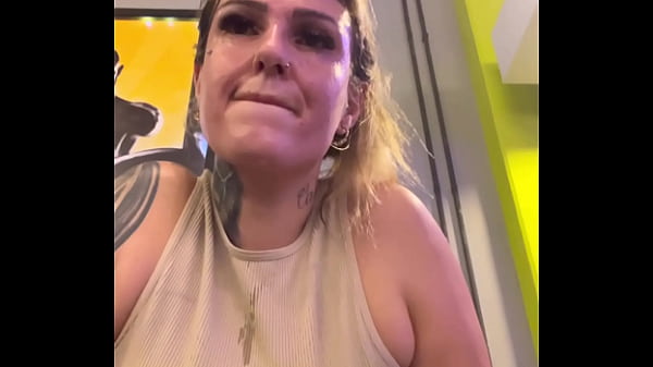 Wow, non avevo visto che la mia maglietta era diventata trasparente con il sudore, che è così delizioso in palestra!