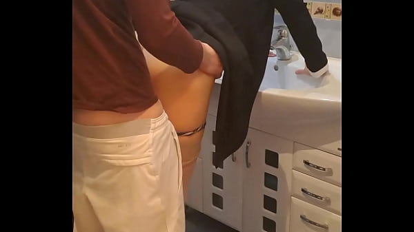 La bellissima teenager si fa un pompino divertente