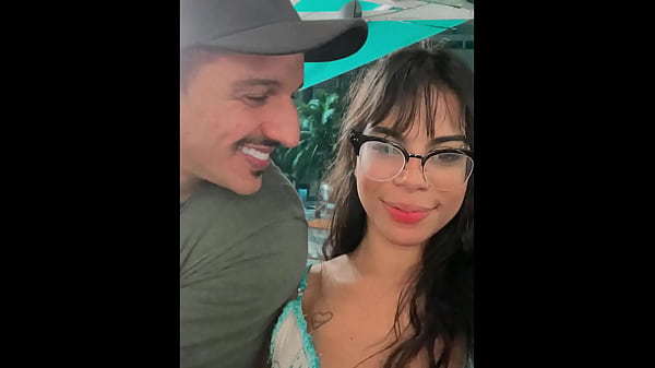 Increíble y atractiva adolescente se divierte