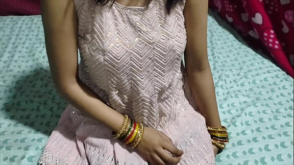 Giovane figlio costretto a riempire la figa bagnata della zia madre