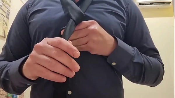 IL FRATELLO SI ECCITA MENTRE SI VESTISCE | GEMITI E SBORRE - ABITO ELEGANTE CON UN GRANDE CAZZO