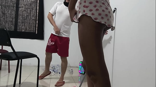 Der Reinigungsarbeiter verführt seinen Chef während der Arbeitszeit. Der Mann berührt seine Chefin sinnlich und lutscht an ihren Titten