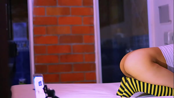 Die Studentin bietet sich dem Dekan an und fickt ihn in ihrem Zimmer, während sie ein Glas Wein trinken.