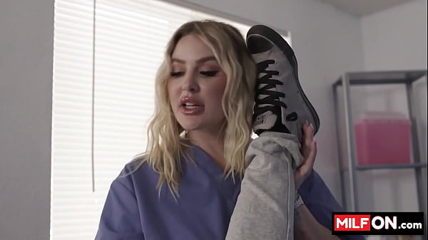 Rubias tetonas y culonas calientes chupando y follando una polla enorme - Jenna Starr, Melony Melons, Roman Todd