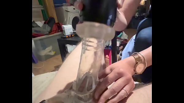 Polla enjaulada provocada y negada dentro de la manga de una polla