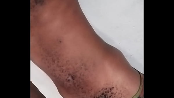 Mi sono svegliato con una grande erezione mattutina, ho abbassato i boxer e ho giocato con il mio cazzo duro mentre la mia sorellastra guarda