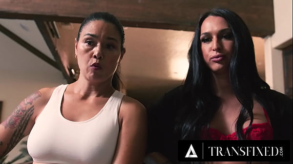 TRANSFIXED - La trans solitaria in lingerie Khloe Kay viene eccitata dall'idraulico lesbico cougar