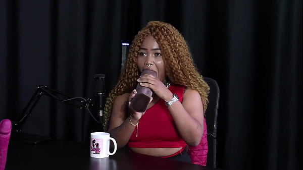 Heißes schwarzes Mädchen zeigt, wie ihr Oralsex einen Spielzeugschwanz lutscht, aber als sie den großen, dicken bekommt ... - Black Duquesa (SHEER/ROT)