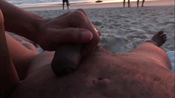 Couple plays by showing off on the beach &eacute_ joke ends badly