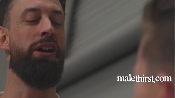 Filmagem de pornografia gay com um idiota