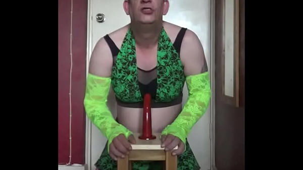 Ich schäme mich nicht, mein Gesicht zu zeigen, während ich auf meinem Dildo reite und ihn anschließend tief in die Kehle nehme, während ich stattdessen um einen echten Penis bitte