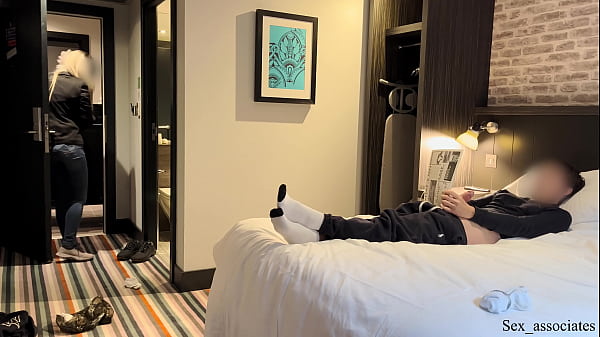 Flash de polla pública. La mucama del hotel se sorprendió cuando me vio masturbándome durante el servicio de limpieza de la habitación, pero accedió a ayudarme a correrme.