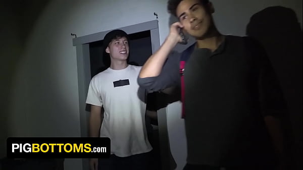 Un discret est sur la route lorsqu'il décide de s'arrêter dans un relais routier au milieu de nulle part