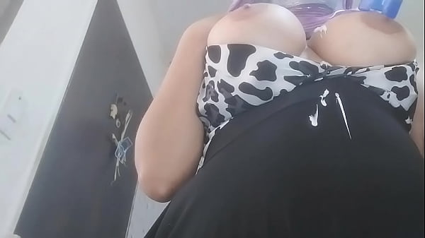 Echt heiße arabische Frau im Niqab-Islam, die ihren Arsch gegen die Religion zeigt und vor der Webcam für Bargeld abspritzt