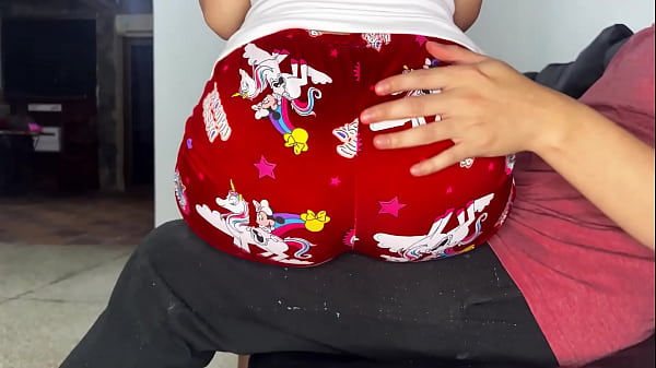 PADRASTRO APROVECHANDO EL CULO DE SU HIJASTRA SENTADA EN SUS PIERNAS