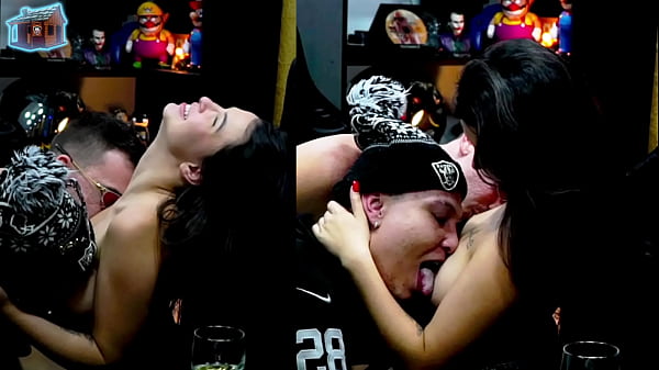 Attraktives Teenie-Mädchen vergnügt sich in Exotik