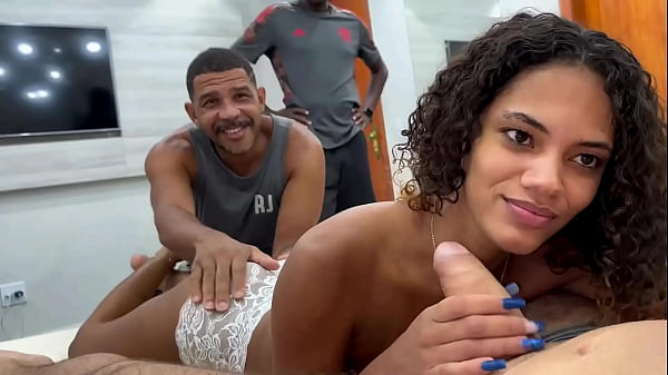 Horn ha dovuto chiamare i suoi amici per inculare la sua giovane ragazza al posto suo perché lei voleva l'anal ma lui è disgustato dal suo culo