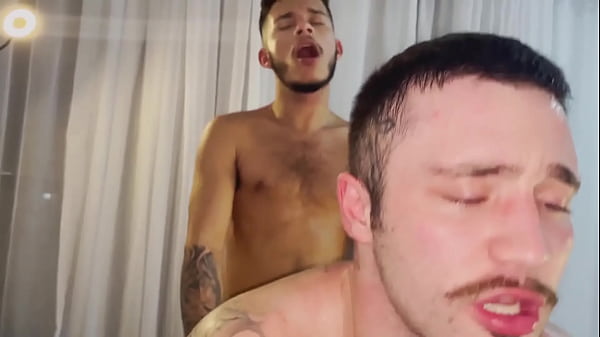 Ich steckte mein Pauz&atilde_o in den Arsch des heißen Bären und füllte ihn mit Milch