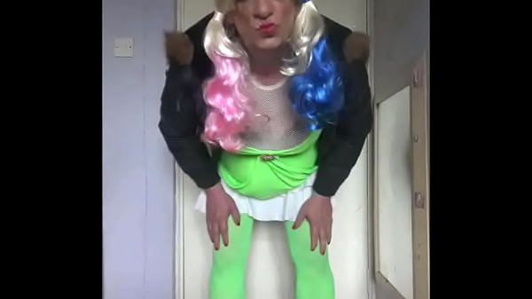 sissy crossdresser che vuole ingoiare pipì parte 3