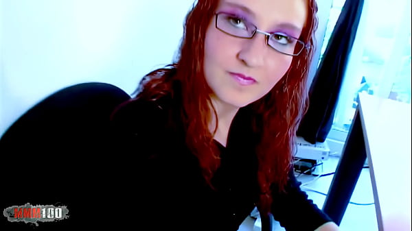 La giovane rossa Lola Bella gioca con l'insegnante anale in classe