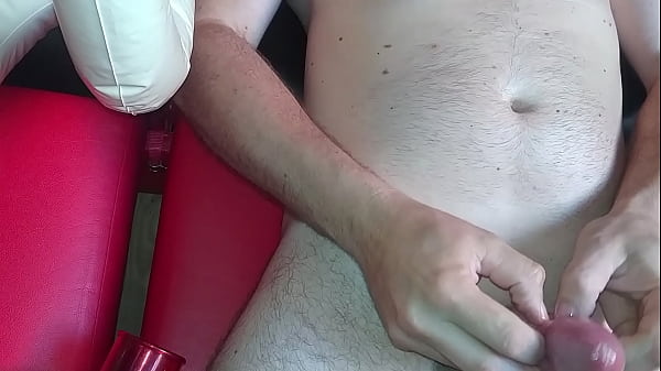 Video-Nahaufnahme. Ich versuche, eine freche aufblasbare Puppe in den Mund zu ficken!