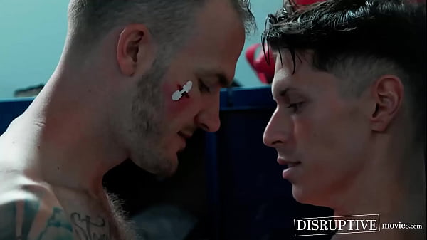 Il pugile Christian Wilde esercita l'atleta Troy Accola nello spogliatoio della palestra