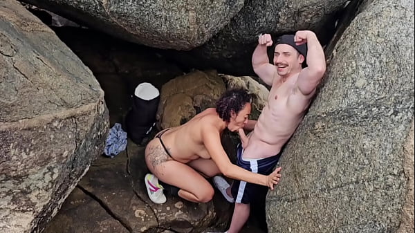 Saymon Fitness enjoying the role in Jurer with Brenda Floripa's hot blowjob on his dick