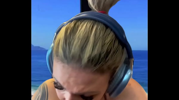 Allenandomi in palestra sulla spiaggia di Ipanema Rj, solo in bikini, tutto bagnato, il sudore che mi colava lungo le gambe, mi sono arrapato davvero!