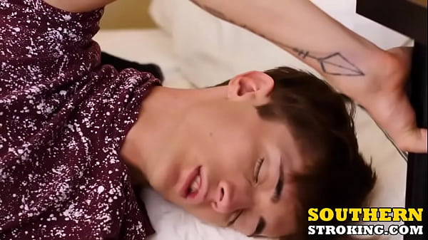 Cutie agarra el saco de bolas de su compañero y chupa su eje