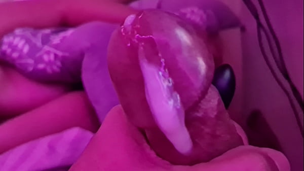 Mi masturbo mentre la sorellastra di mia moglie si riposa guardando la televisione a casa