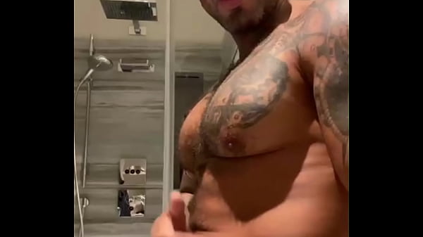 Su bbc mojada en la ducha VIKTOR ROM gran hombre musculoso ducha