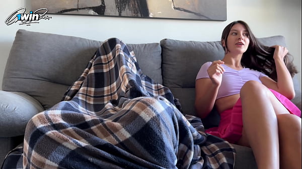 1WINPORN La sorellastra è tornata a casa presto e ha sorpreso il fratellastro a masturbarsi e a fargli una sega mentre guardava il porno!