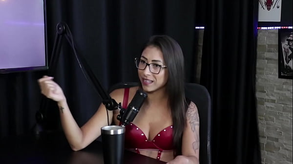 Le piace essere sculacciata ma non le piace essere picchiata, è stata sulla copertina di una rivista sexy, pensa che gli uomini abbiano paura di lei e ha pensato di rinunciare alla realtà - Luciana Picchi (SHEER/RED)