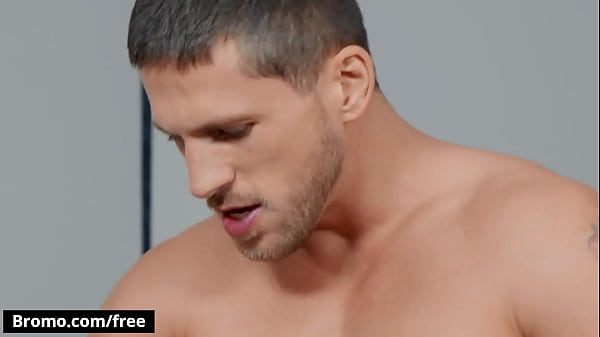 Ian Greene inizia a chiedere l'elemosina per il cazzo di Roman Todd, quindi Roman decide di scopargli la bocca e il culo - BROMO