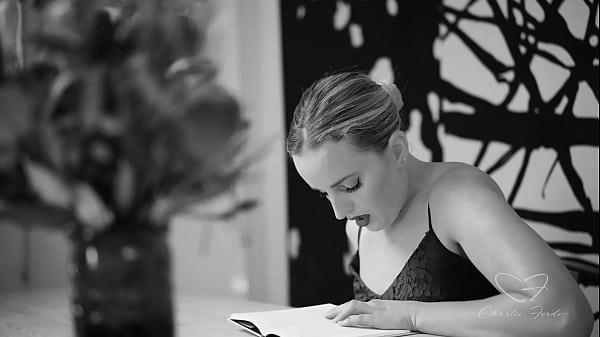 Amber Moore'_s Erotic Book Made Charlie Forde Masturbate Her Cunt!