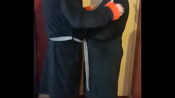 Meine Freundin mit verbundenen Augen wusste, dass sie mit einem Camcorder gefilmt wurde, aber erst, als das Video Teil 1 mit den fünf ablehnenden Wichsern aufgenommen hatte