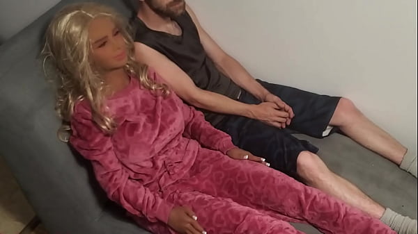 Bambole arrapate (parte 3/4) - La mamma torna a casa presto e viene sorpresa a scopare durante il film