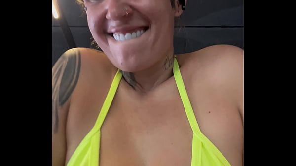 ¡Fui a practicar puchero dental fil! En el gimnasio frente a la playa de Copacabana en RJ. ¡Casi me echan, estaba tan cachonda que se me cayó la baba en el coño!